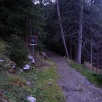 Bergtour_auf_den_Hochfeiler-Bild-2: Nun folgt man rechts dem Wanderweg und immer den Hinweisschildern die zur Hochfeilerhütte führen