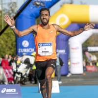 Morhad Amdouni wird Zweiter beim Sevilla Marathon mit französischem Rekord von 2:03:47 Stunden. Foto: © Juan José Ubeda