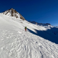 Eiskögele Skitour 34: Nach der Rinne folgt eine lange Querung nach links, damit wieder die Normalroute Richtung Langtalereckhütte erreicht wird.