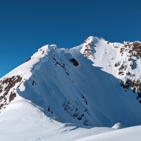 Skitour Schafhimmel 28: Blick auf den Schafhimmel. Der Grat mit seinen Wechten wäre definitiv ein Himmelfahrtskommando.