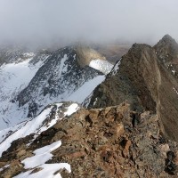 Bergtour-Großer-Ramolkogel-50: Die Aufstiegsroute im Blick. Links hinter den Wolken der Nördliche Ramolkogel. Dazwischen liegt eine etwa ein Kilometer lange Gratkletterei