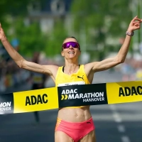 Domenika Mayer stellt beim Hannover Marathon 2024 mit 2:23:50 Stunden einen neuen Streckenrekord auf.