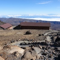 Pico del Teide - Normalweg: Nach etwa zwei Drittel des Aufstieges ist eine Hütte erreicht.