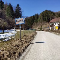 Hochstaff-Reisalpe Rundtour 01: Start direkt am Ortsende (einige wenige Parkplätze) oder rund 500 Meter später auf einem größeren Parkplatz.