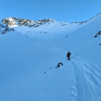 Skitour Kuhscheibe 01: Der 500 Höhenmeter lange Zwischenanstieg hat zwei Steilhänge. Hier in der flachen Passagen zwischen den zwei Hängen.