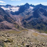 Schrankogel 40: Nach weniger als 1,5 Stunden ist vom Gipfel auch wieder das Tal in Gries erreicht. Eine sportliche und schöne Halbtagestour ist geschafft.