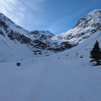 Skitour Schuchtkogel 02: Über die Notabfahrt sind es gut 900 einfache Höhenmeter, bis der Gletscher erreicht wird.