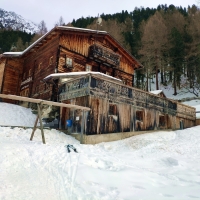 Peistakogel Skitour 20: Gegen Ende der Abfahrt Einkehr bei der Jausenstation.
