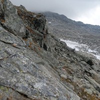 Bergtour-Grosser-Hafner-43: Nun geht es sehr lange meist gerade aus im Flachen bis zum Grateinstieg auf der gegenüberliegenden Seite