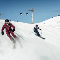 Pärchen beim Skifahren (c) Schmittenhöhebahn AG