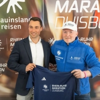 Rhein-Ruhr-Marathon Duisburg 2026: Steffen Kassner (Geschäftsführer von schauinsland-reisen) und Joey freuen sich über die neue Partnerschaft.