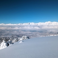 Largoz Skitour 15: Foto kurz unterhalb des Gipfels Richtung Nordkette und Innsbruck (links).