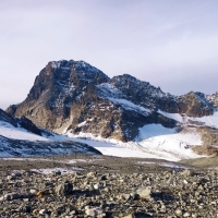 Dreiländerspitze 08: Blick auf den Piz Buin mit Piz Mon (ganz links).