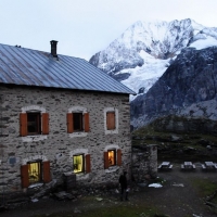Die Hintergrathütte mit dem Gran Zebru (3851m) im Hintergrund.