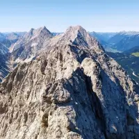 Hohe Munde Überschreitung 19: Blick zurück kurz vor dem Gipfel zum Klettersteig mit Karkopf und Hochwand im Hintergrund.