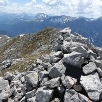Großer Buchstein - Westgrat: Bevor ich allerdings mit dem Abstieg starte, wanderte ich noch ein Stück lang entlang des Gipfelplateus bis zu einem Gedenkschild