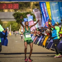 Soweto Marathon 2024: Khonkhobe tanzt im Ziel