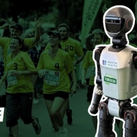 Beim schnelleStelle Firmenlauf Leipzig 2025 läuft ein Roboter mit.