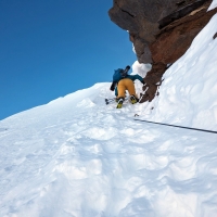 Eiskögele Skitour 20: Der kurze Steig ist gar nicht so einfach. Zum Glück sind große Teile des Seils und der Tritte frei von Schnee.