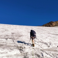Hochvernagtspitze 10: Wir gehen aber gerade auf über den flachen und spaltenarmen Gletscher bis auf 3.400 Metern Höhe.