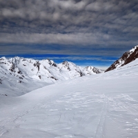 Skitour Schöntalspitze 08: Blick zurück. Weiter nördlich sind die Wolken deutlich weniger.