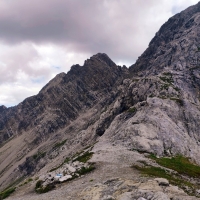 Braunarlspitze 18: Blick im Abstieg zurück auf den Gipfel.