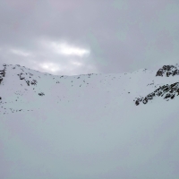 Peistakogel Skitour 15: Vor dem letzten Anstieg wird die Skitour aufgrund der Bedingungen abgebrochen. Links das Gipfelkreuz des Kleinen Peistakogel. Danach über den Grad rechts zum Großen Peistakogel.