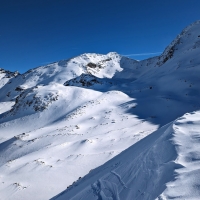 Fundusfeiler-Skitour 04: Kurze Abfahrt von der Lehnerscharte mit Blick zum heutigen Gipfelziel.