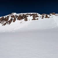 Skitour Schafhimmel 21: Nun würde der &quot;Normalweg&quot; nach links führen und über einen Steilhang auf den Gipfel. Da dieser aber lawinengefährdet aussah und ich alleine unterwegs war, entschied ich mich rechts auf den Kamm unterhalb des Schafhimmels aufzusteig