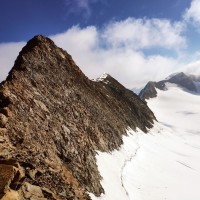 Bernina-Überschreitung 78: Erst nachdem die niedrigste Stelle erreicht ist, wird es wieder einfacher. Denn nun geht es entweder direkt am Grad oder auf der trockenen Sonnenseite bergauf