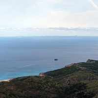 Llevant Naturpark 13: Blick vom letzten Gipfel Richtung Menorca. Ganz unten der einsame Strand.