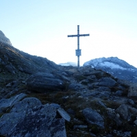 Bergtour_auf_den_Hochfeiler-Bild-18: Zuvor aber noch ein kurzer Blick zum Gipfelkreuz