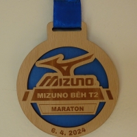 Budějovice Marathon 2024: Medaille aus Holz