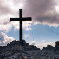 Arnspitzen Überschreitung 12: Das Gipfelkreuz der Arnplattenspitze