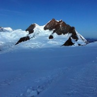 Jungfrau-Normalweg-4: Nach einem kurzen Stück bergauf geht es nun ziemlich lange bergab, bis zum Felseinstieg. Hier gut zu sehen schneefrei auf Bildmitte (bzw. leicht links)