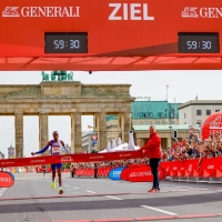 Mit 59:30 Minuten siegt Daniel Simiu Ebenyo (KEN) beim Berliner Halbmarathon 2024. Foto: SCC EVENTS/Jean-Marc Wiesner