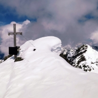 Sulzkogel Skitour 28: Ein kurzer Tiefschneemarsch später ist auch schon das Gipfelkreuz erreicht.
