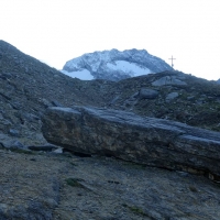 Bergtour_auf_den_Hochfeiler-Bild-16: Gipfelkreuz bei der Hochfeilerhütte