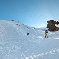 Eiskögele Skitour 09: Technisch kurz anspruchsvoll bei wenig Schnee in einer kurzen Rinne.