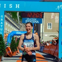 Eva Wutti belegt beim Salzburg Halbmarathon 2024 den 2. Platz.