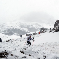 Die von Schnee umgebene Strecke beim Hochkönigman 2024.