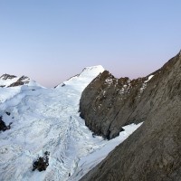 Eiger-Überschreitung-via-Mittellegigrat-13: Rechts der Mittelleggigrat, mittig der Abstiegsweg zum Jungfraujoch