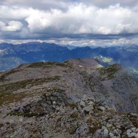 Grimming, Schneegrubengrat 29: Plateau und Weg Richtung Multereck