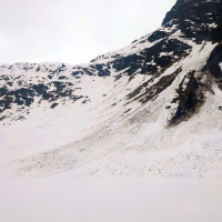 Eiskögele Skitour 04: Nun wirkt der Hang bereits deutlich flacher. Einstieg direkt links neben dem Schneebrett.