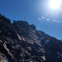 Dreiländerspitze 24: Kurz vor dem Gipfelkreuz folgt noch einmal ein schmaler Grat, der allerdings anspruchsvoller aussieht, als er es tatsächlich ist.