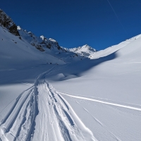 Skitour Glockturm 03: Zu Beginn sind oftmals noch viele Spuren von Freeridern über das Skigebiet am Kaunertaler Gletscher zu sehen.