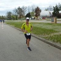 Dietmar Pruckner spult unbeeindruckt vom Wetter seine 24 Runden in 11-Minutenzeiten ab