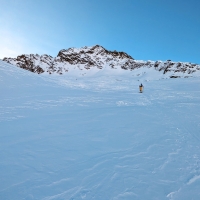 Eiskögele Skitour 15: Im flachen Aufstieg, der im Schlussabschnitt wieder aufsteilt.