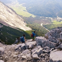 Arnspitzen Überschreitung 14: Abstieg von der Arnplattenspitze mit kurzem Abklettern aber großteils Gehgelände.