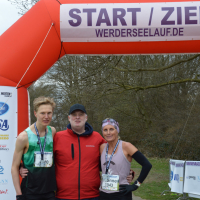 Werderseelauf 2025: Die Sieger Julius Wiggerthale und Yvonne van Vlerken mit Thomas Adic